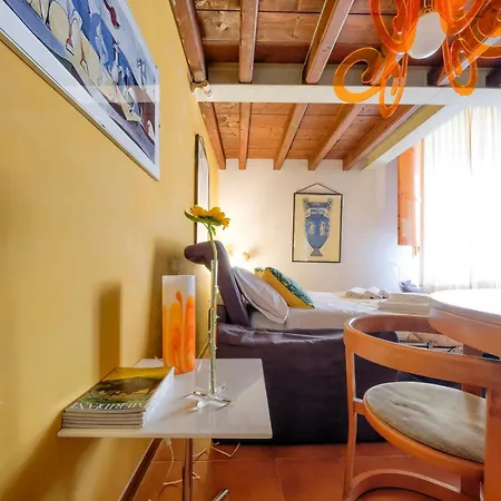 アパート La Casa Di Dante Alighieri フィレンツェ